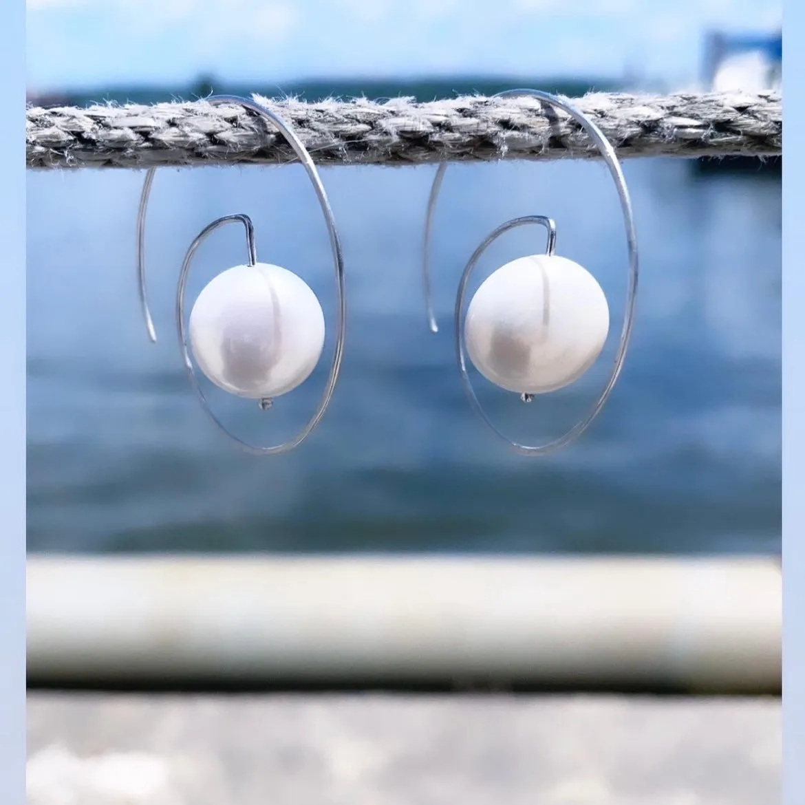 Deco hoops white pearls