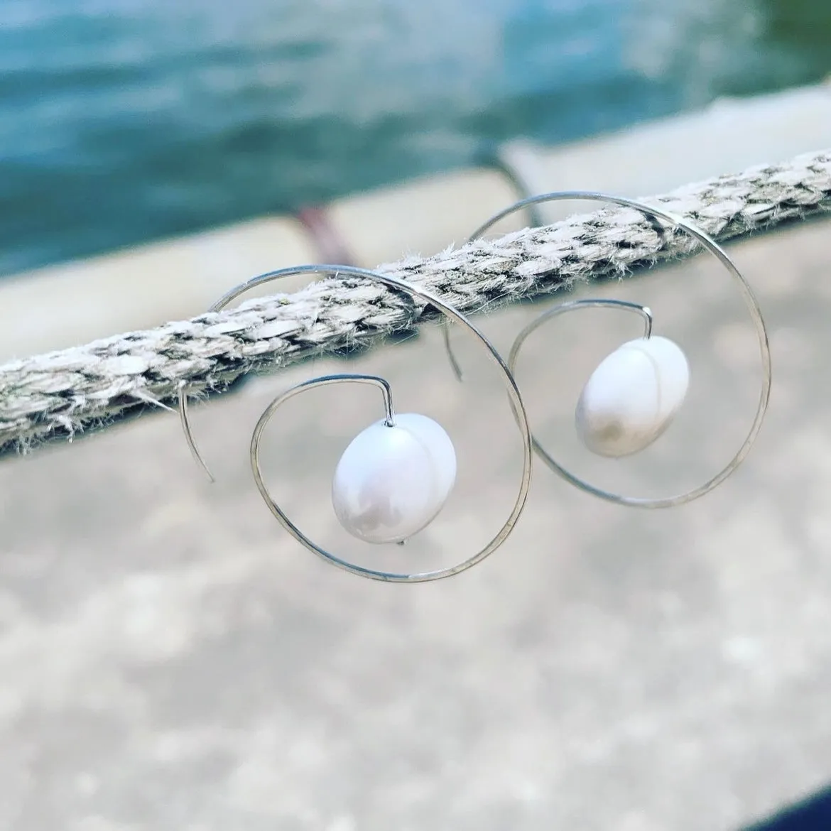 Deco hoops white pearls